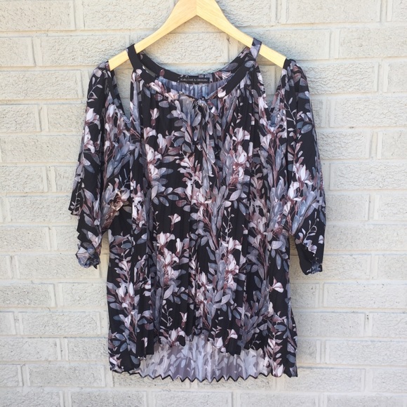 Harlowe & Graham Tops - Harlowe & Graham Floral Print Cold Shoulder Top